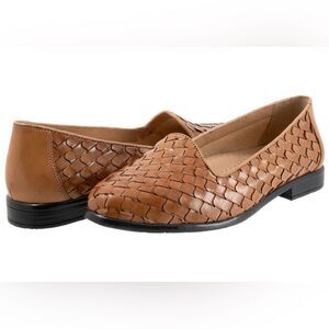Trotters Lizette Flat Women's Brown Woven Rounded shoes, flat bone